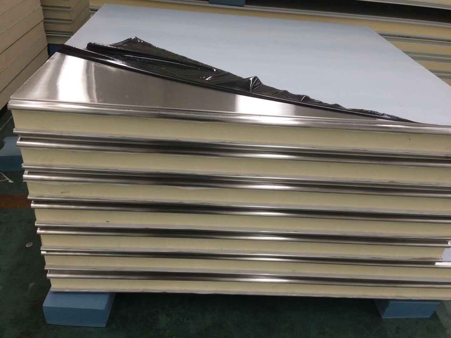  聚氨酯板在冷庫(kù)應(yīng)用有哪些優(yōu)勢(shì)